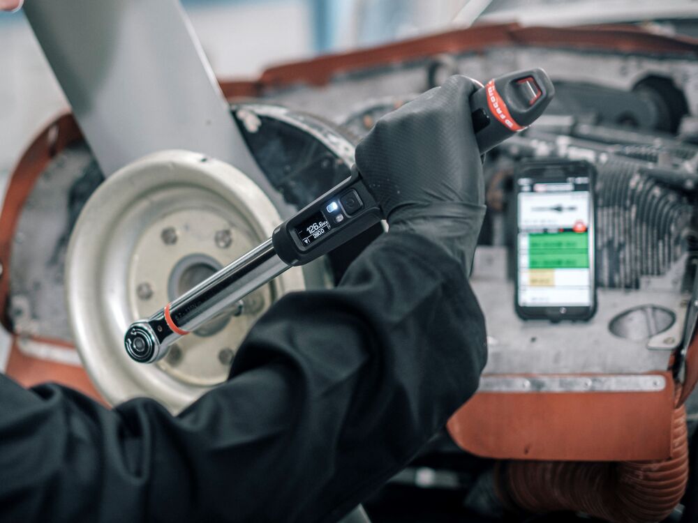 FACOM torque wrench tightening a fastening